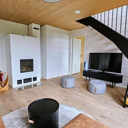 Tykkykettu Iso-syoetteen Rinteessae Villa